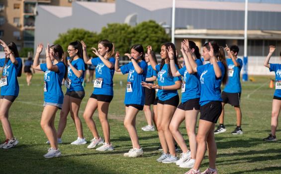 Grupo de jóvenes bailando